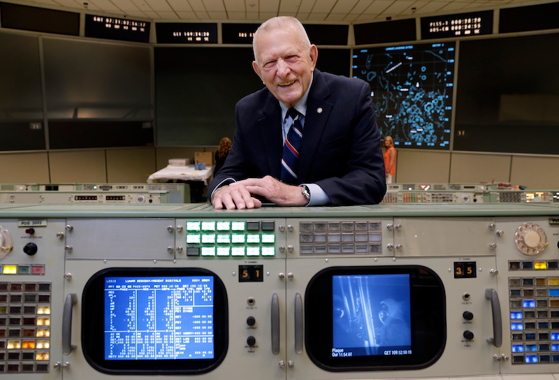 Gene Kranz en el centro de control restaurado en Houston, Texas.